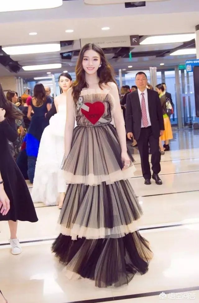 相比来说五官不是最精致的林允，为什么看起来反而更舒服？