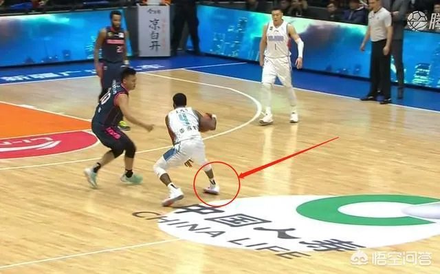 疆粤大战，亚当斯运球崴脚，为何主场球迷要骂赵睿？你怎么看？