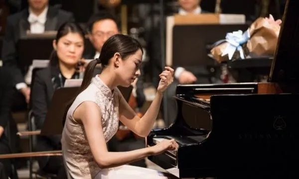 郎朗老婆吉娜一直浓妆出镜，她素颜真的很丑吗？