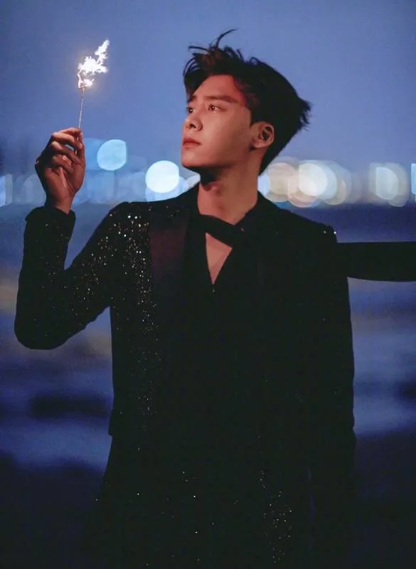 有网友拍到李易峰和方安娜一同滑雪，他们二人是如何相识的？