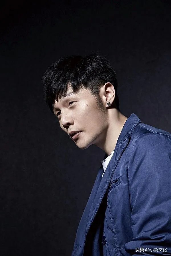 如何看待李荣浩对选网络歌曲的质疑的回应？