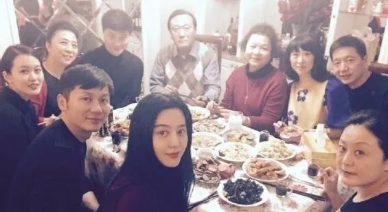 疑范冰冰李晨现身民政局领证，现场照片曝光，真相令人失望，究竟怎么回事？