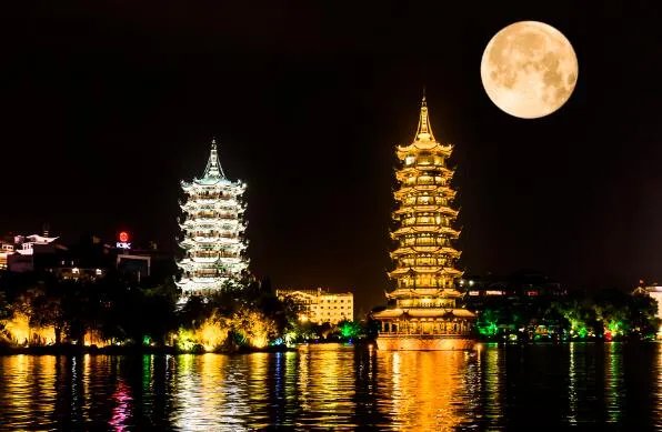 夜空中最美唯美月亮图片 中秋月的漂亮图片