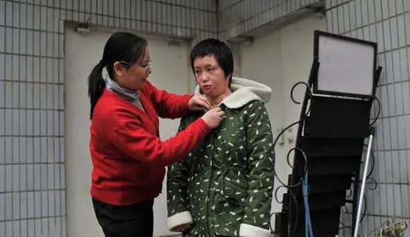 安徽16岁少女周岩，因拒绝官二代被泼汽油毁容，如今过得怎样了？