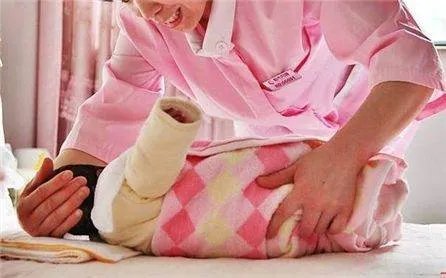 保姆投诉雇主留下孩子失联,孩子该怎么办?