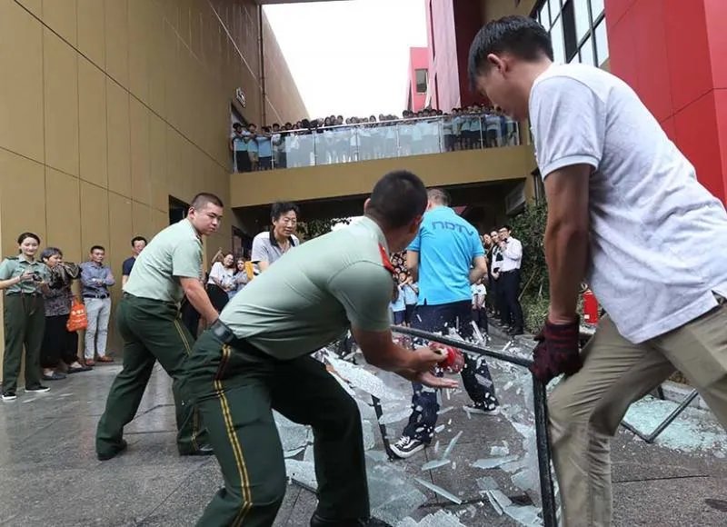 公交车或校车着火后应该怎么办