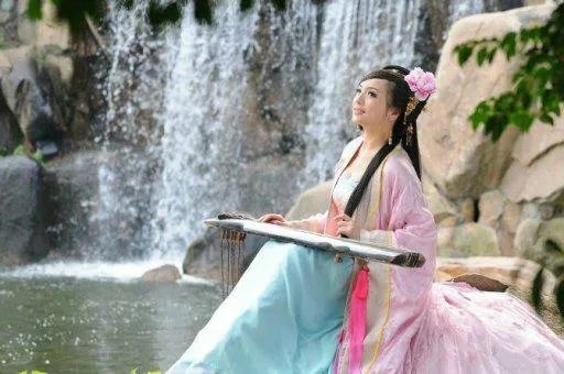 看那山水流,流过小桥头是那一首歌的歌词