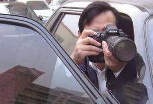 狗仔卓伟有怎样强大后台，爆料那么多明星都没人敢动他？