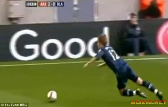 盘点足坛十大假摔王 C罗苏神布教授领衔无罗本