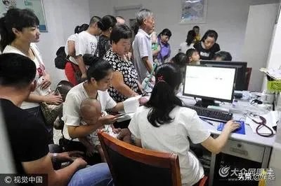 在医院，碰到插队的老年人应该让他们插队吗？