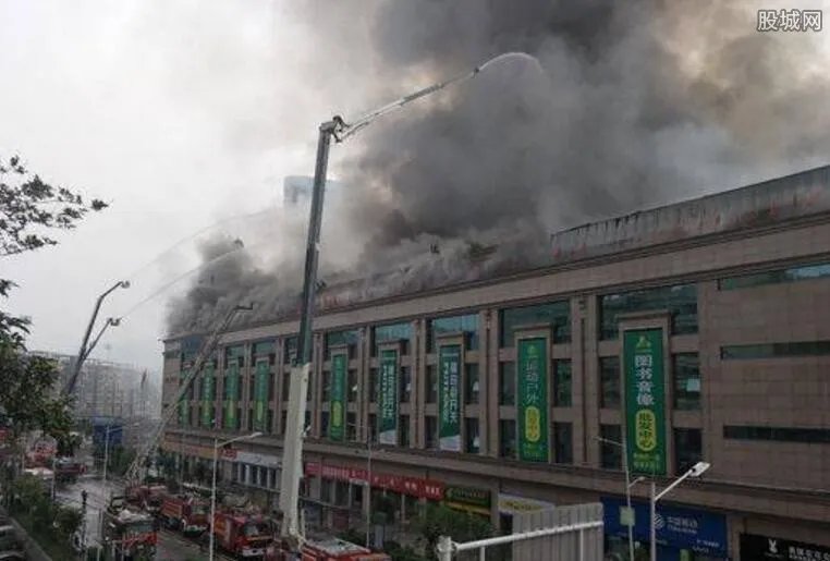 四川商贸城大火 5层商业大楼被大火吞噬直击现场