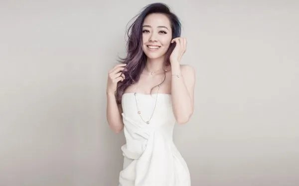 张靓颖荆棘头饰算好奇夜的一大亮点吗？有惊艳到你吗？