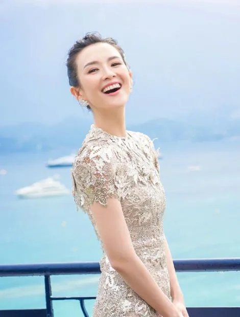 章子怡二胎产子后复出，骨相大不如前，生图胶原蛋白流失严重，这是怎么了？