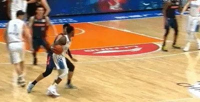 疆粤大战，亚当斯运球崴脚，为何主场球迷要骂赵睿？你怎么看？