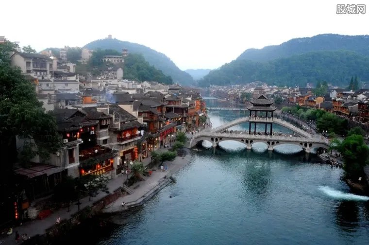 凤凰古城被曝收费 每人必须购买50元的景区门票？