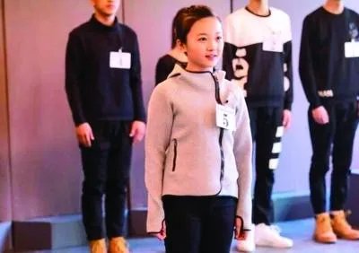 林妙可军训跟同学合影，为什么能凭学生气圈好感？