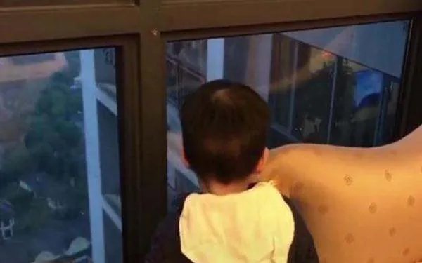 西安一小区天降百元大钞，钱是怎么被扔下来的？