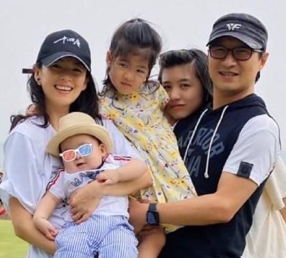 章子怡汪峰晒一家五口温馨合照，儿子正面照曝光，小宝长得更像谁？