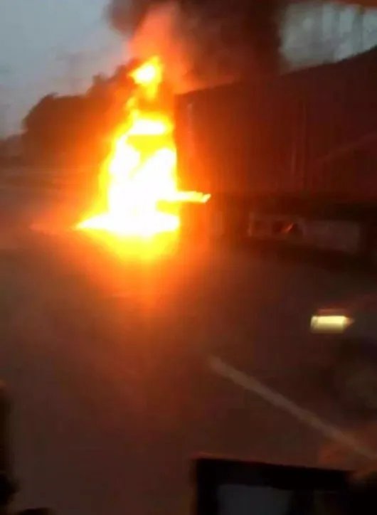 上海市S20外环高速发生集卡自燃事故有人员伤亡吗？