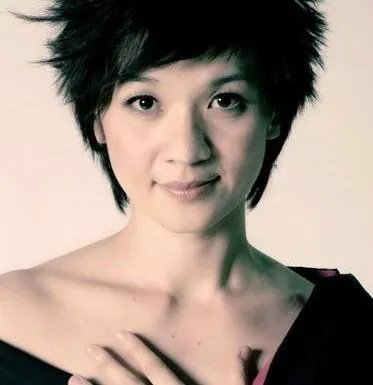 张帝在综艺大哥大唱毛毛歌时后面穿吊带黑裙的女星是谁?