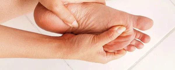 脚蜕皮不痒怎么回事