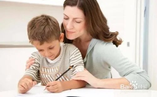 陪娃写作业遭打 如何正确的陪伴小孩写作业