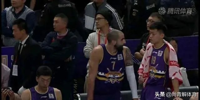 北控遭绝杀后，场边的杨毅难掩失落！他不是解说员吗？为什么不保持中立的态度呢？