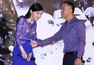 成龙不敢碰她，甄子丹想搂没搂到，王思聪不敢撕，却被任嘉伦吻了，她是谁？