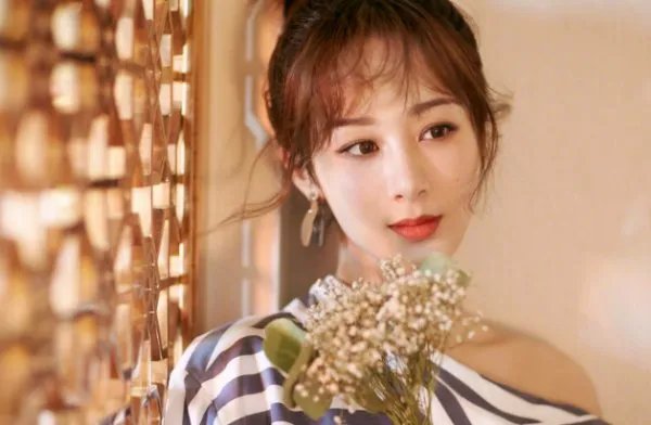 杨紫深夜戴鱼头面具喝水引热议，出道多年的她，为何偏偏要走搞笑路线？