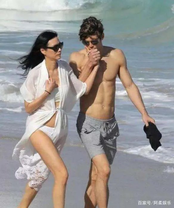 那个离婚分得百亿家产的邓文迪，如今过得怎么样了？