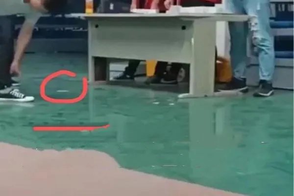 发员工证件时随手扔地上，你觉得这样的公司能留住人吗？