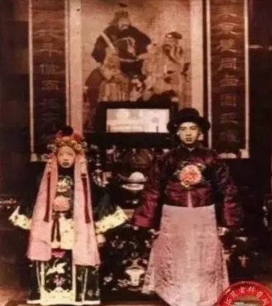 冥婚照片之谜：揭开一张诡异的冥婚照片是怎么回事