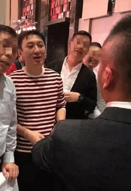 国民老公王思聪参加老同学婚礼，大手笔随礼30万，这事你怎么看？