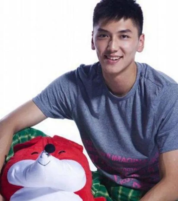 约会兽兽惹争议被男篮开除，八一篮球天才张博退役后现状如何？