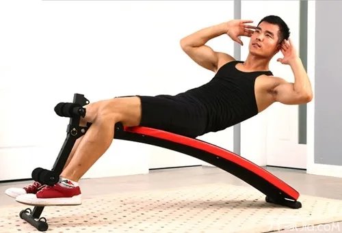 仰卧板怎么用 仰卧板正确的锻炼方法