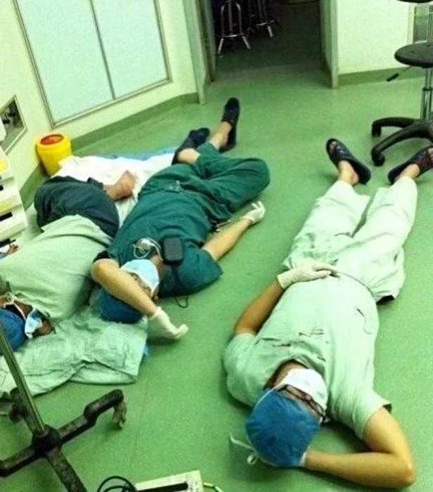 90后医生连做4台手术累倒，医生做一台手术有多累？