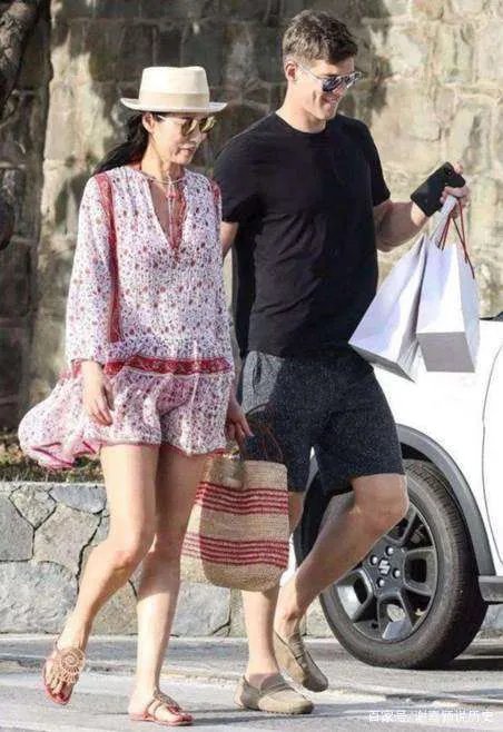 那个离婚分得百亿家产的邓文迪，如今过得怎么样了？