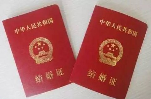目前我国结婚证内页上印的是什么花？