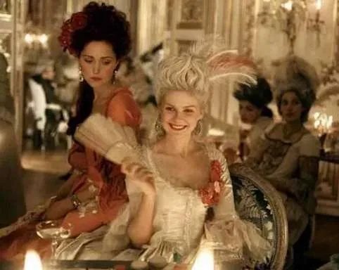 法国悲剧：陪路易十六断头的王后玛丽到底有多奢侈？