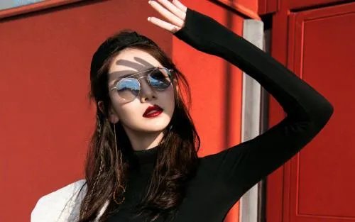 继“情头”之后，金瀚戚薇再次上演墨镜杀，身为已婚女性，频繁秀恩爱宣传是否合适？