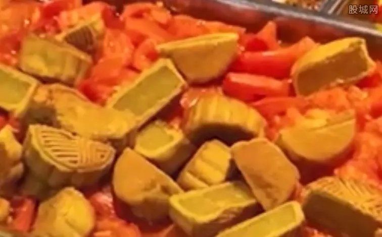 高校食堂做黑暗料理西红柿炒月饼 看着难以入口