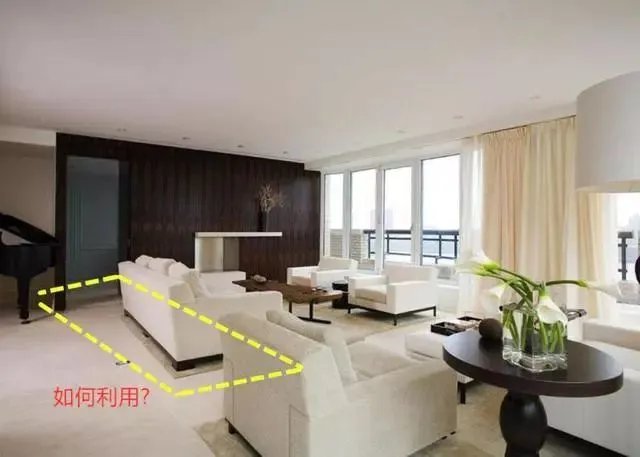 越来越多人沙发不靠墙放了,现在流行这样做,让你家多一个功能区!