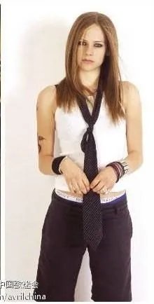 唱艾薇儿的complicated这首歌该穿什么样的衣服表演？还有要化什么样的妆？