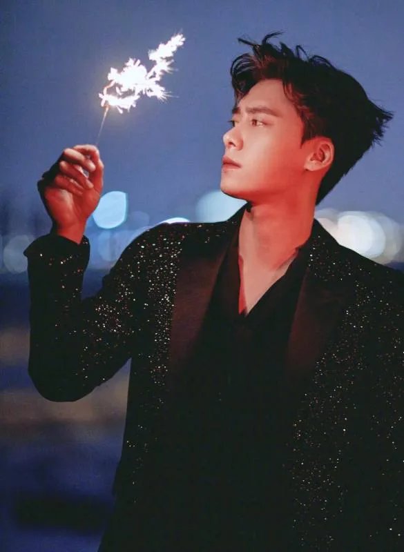 有网友拍到李易峰和方安娜一同滑雪，他们二人是如何相识的？