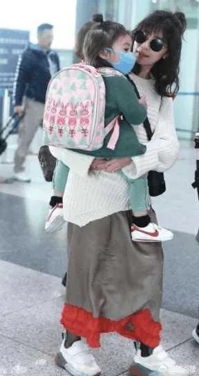 如何评价贾静雯晒女儿的合照？