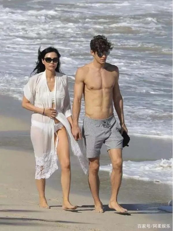 那个离婚分得百亿家产的邓文迪，如今过得怎么样了？