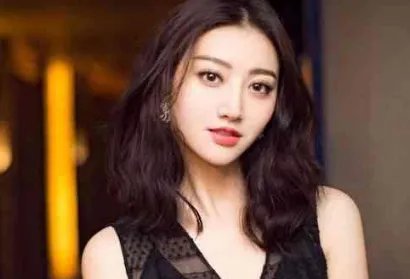 成龙不敢碰她，甄子丹想搂没搂到，王思聪不敢撕，却被任嘉伦吻了，她是谁？