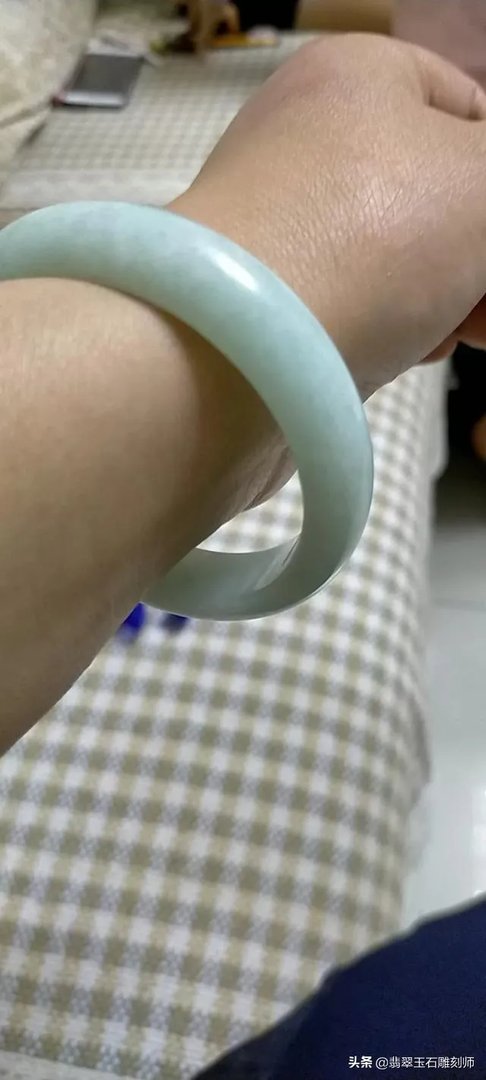 大家帮忙看看这手镯是真玉吗？