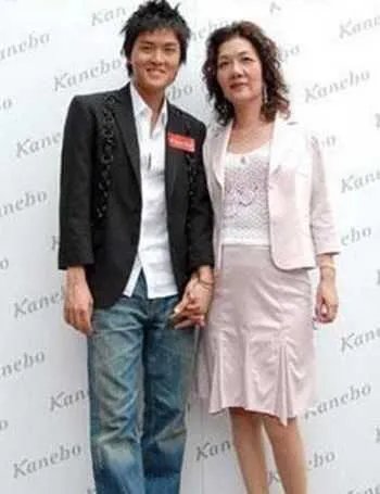 吴克群发文悼念母亲,吴克群都有哪些个人经历?