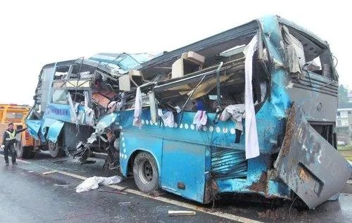 广西一辆大巴侧翻人员伤亡情况如何?